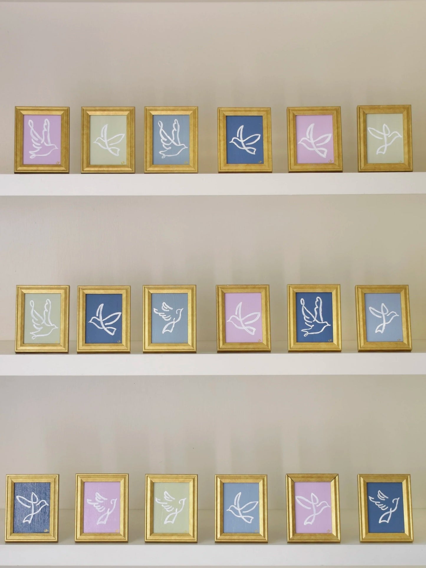 Dove IV in Gold Frame (Lilac)