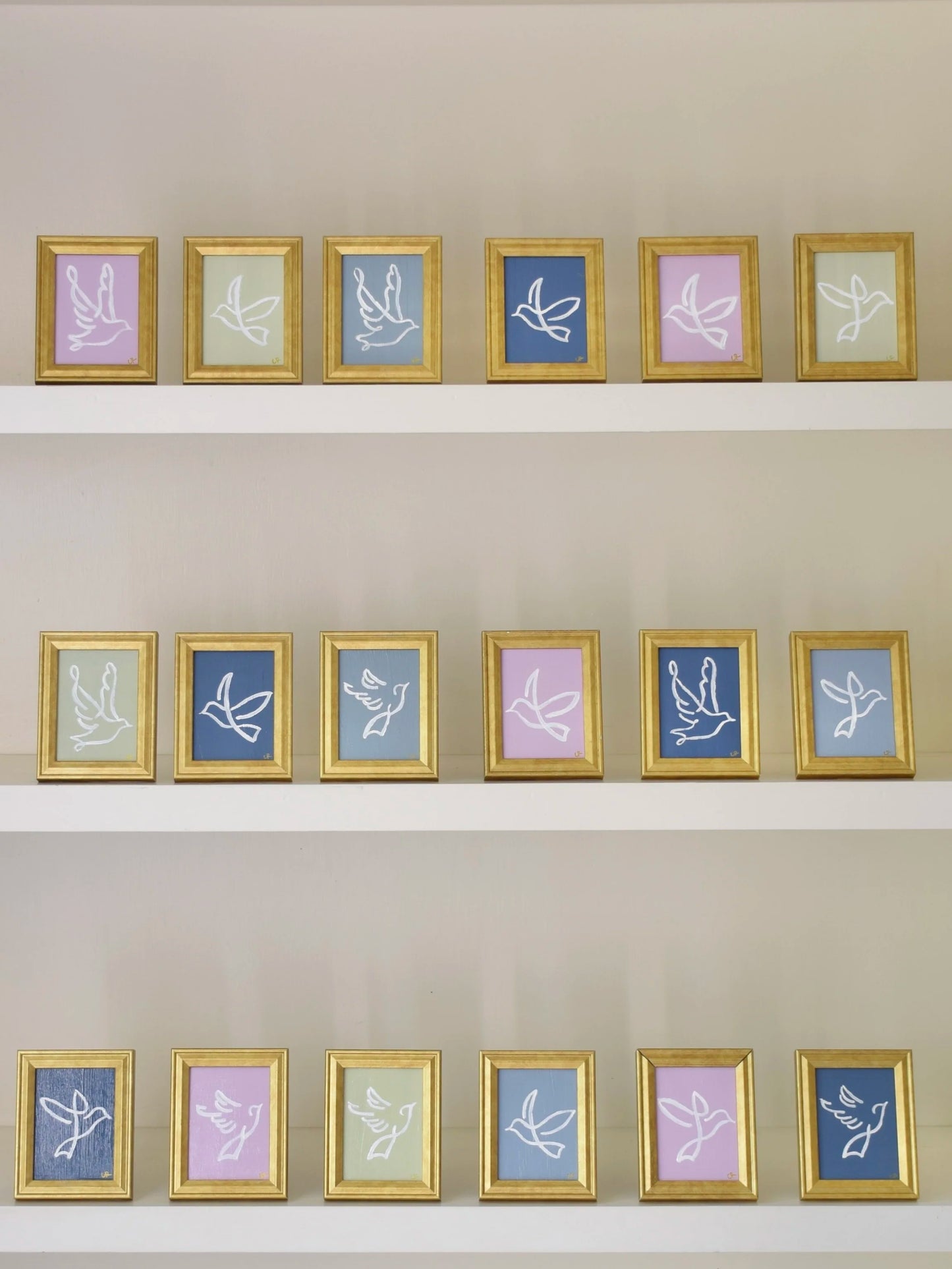 Dove II in Gold Frame (Lilac)